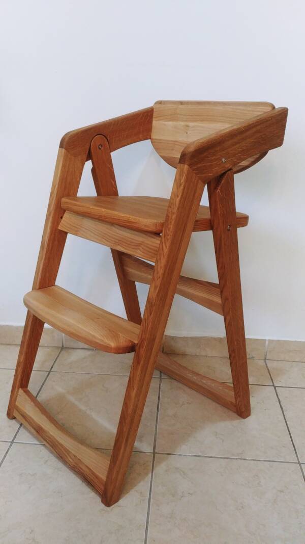 Ideal solution for babies aged 1 year and older. This chair will allow him to become an equal participant in everything that happens at the adult table, which means he will learn to use utensils and eat on his own. Your child will be in your sight and have lunch with you.