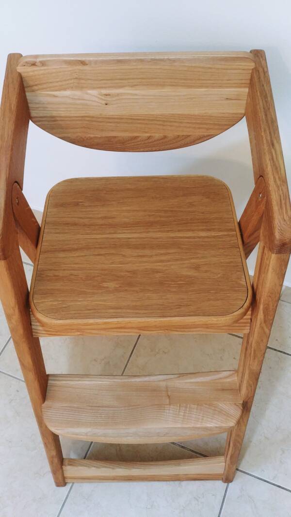 Ideal solution for babies aged 1 year and older. This chair will allow him to become an equal participant in everything that happens at the adult table, which means he will learn to use utensils and eat on his own. Your child will be in your sight and have lunch with you.