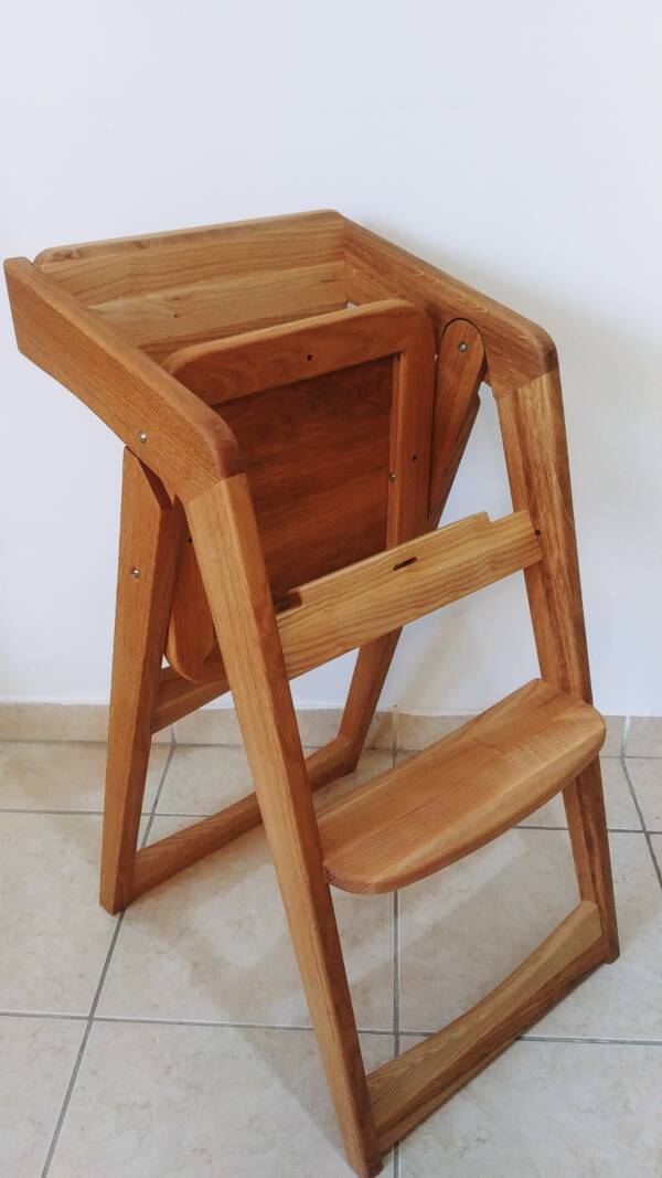 Ideal solution for babies aged 1 year and older. This chair will allow him to become an equal participant in everything that happens at the adult table, which means he will learn to use utensils and eat on his own. Your child will be in your sight and have lunch with you.