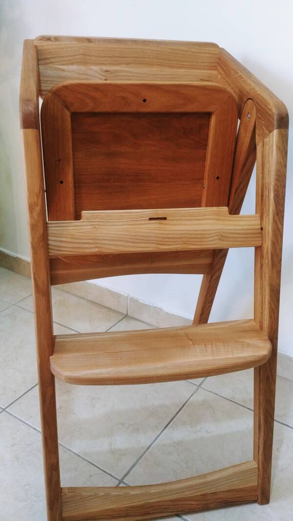 Ideal solution for babies aged 1 year and older. This chair will allow him to become an equal participant in everything that happens at the adult table, which means he will learn to use utensils and eat on his own. Your child will be in your sight and have lunch with you.